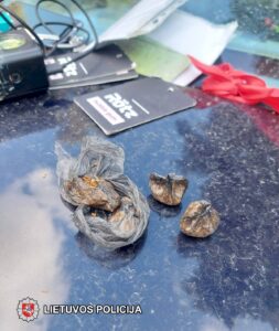 Rastos kojinėje slėptos galimai narkotinės medžiagos