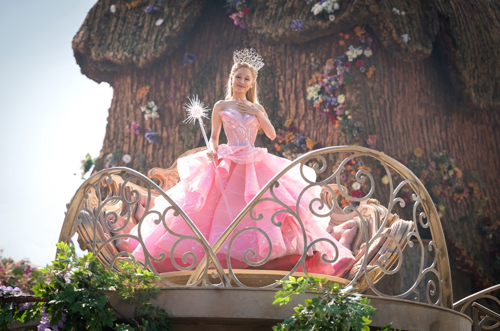 Arianos Grande Glinda filme „Piktas“ yra vaidybinis apreiškimas, ačiū Ozui