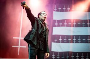 Evan Rachel Wood giria išgyvenusius po to, kai Marilyn Manson