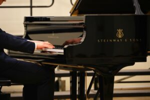 „Dagilėlyje“ jau skamba geriausias miesto fortepijonas