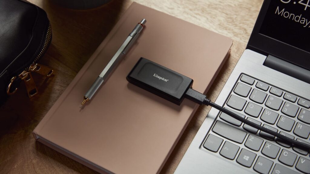 „Kingston XS1000“ gali pasigirti iki 1 050 MB/s greičiu!