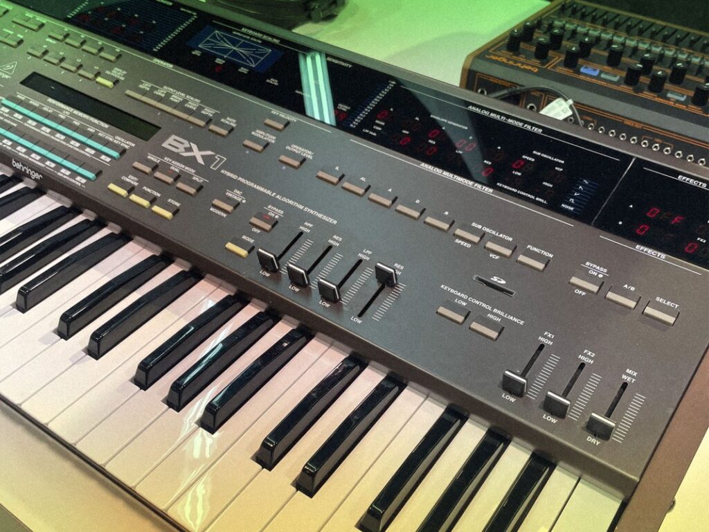 „Behringer Bx1 Synth“ įkvėpė klasikinis „Yamaha CS-80“ ir „DX1“, su