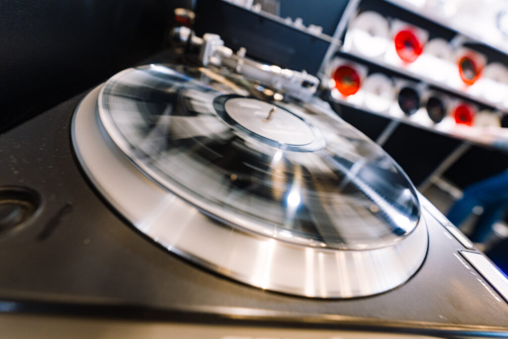 Pasaulinės muzikos kompanijos brėžia ribas DI muzikai: kokie kūriniai galėtų